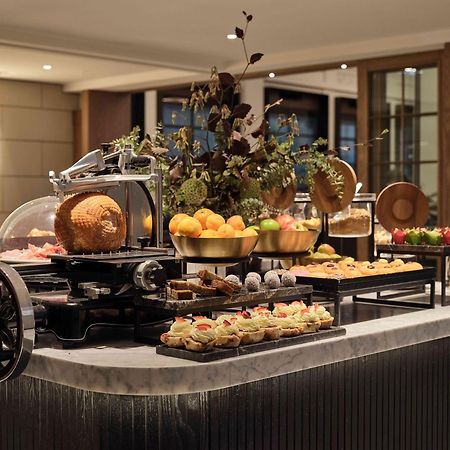 ฮิลตัน เมลเบิร์น ลิตเติล ควีน สตรีท Hotel ภายนอก รูปภาพ A buffet at a hotel