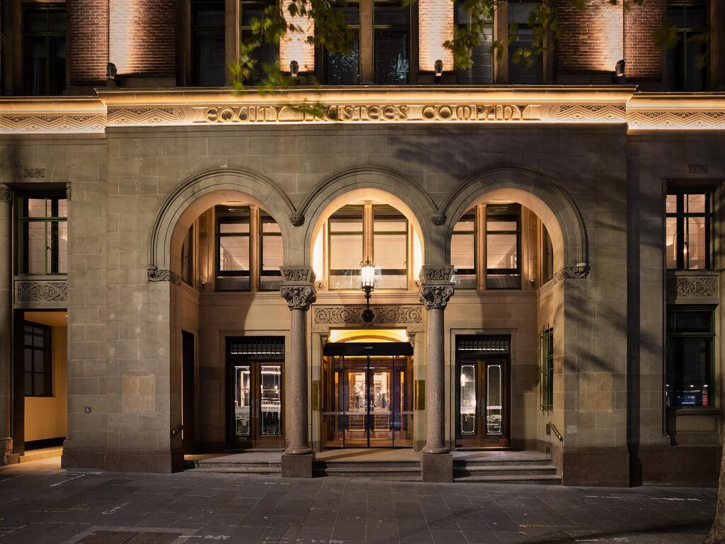 ฮิลตัน เมลเบิร์น ลิตเติล ควีน สตรีท Hotel ภายนอก รูปภาพ The entrance to the hotel