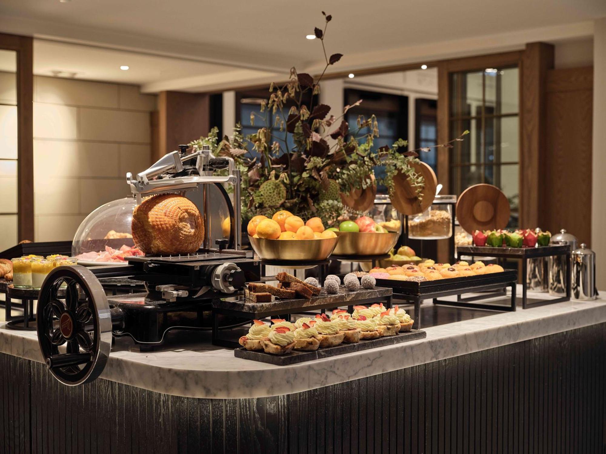 ฮิลตัน เมลเบิร์น ลิตเติล ควีน สตรีท Hotel ภายนอก รูปภาพ A buffet at a hotel