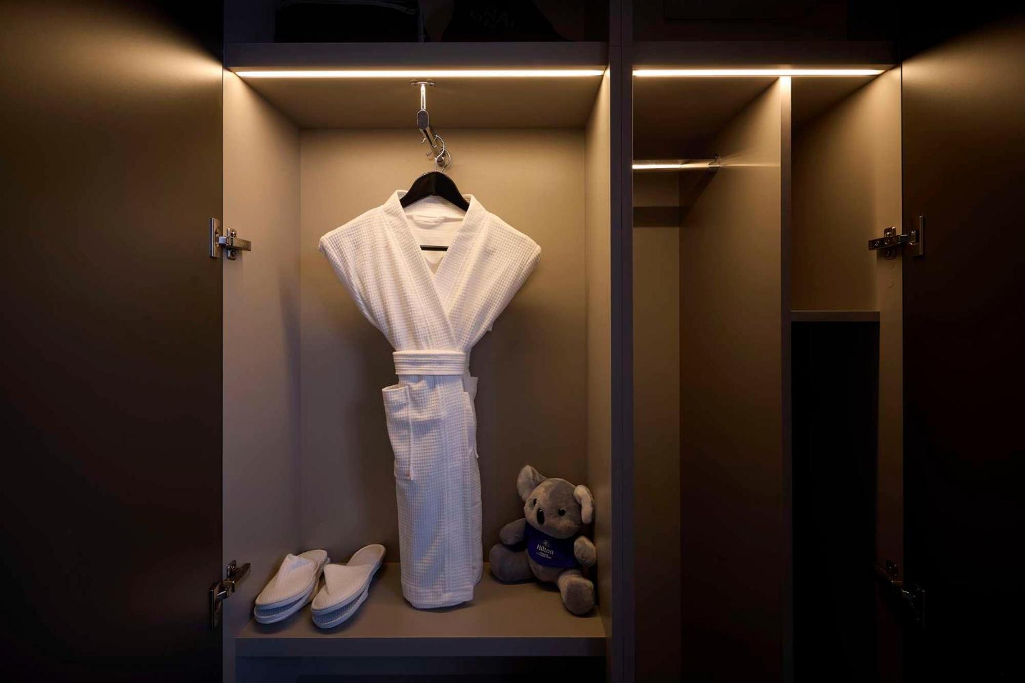 ฮิลตัน เมลเบิร์น ลิตเติล ควีน สตรีท Hotel ภายนอก รูปภาพ A bathrobe in a hotel room